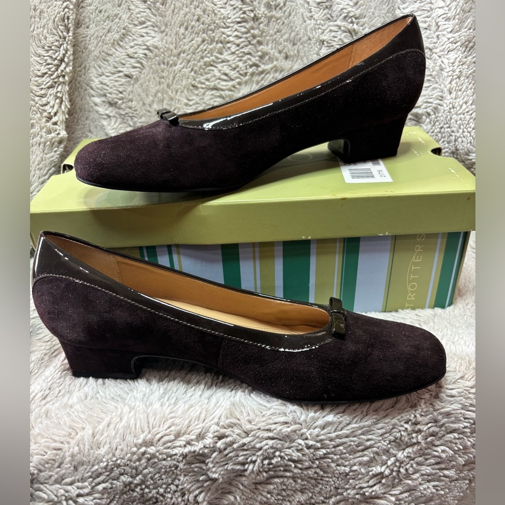 Trotters Darcy Brown Suede Low Heel Bow Pumps 7.5 T6002